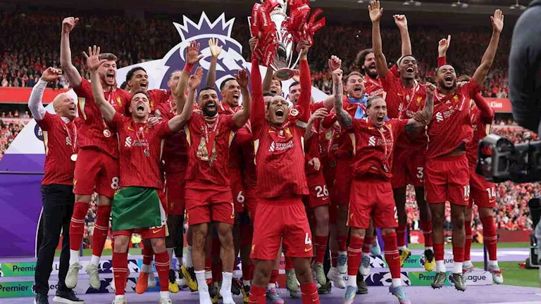 صلاح مع عائلته.. 20 صورة ترصد تسلم ليفربول جوائز الدوري الإنجليزي