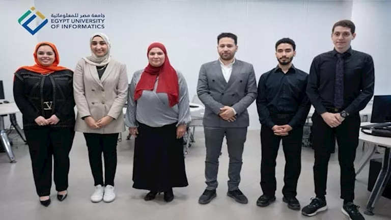 فريق من 3 طلاب يصمم نظاماً إلكترونياً للحجز بالجراجات العامة والخاصة