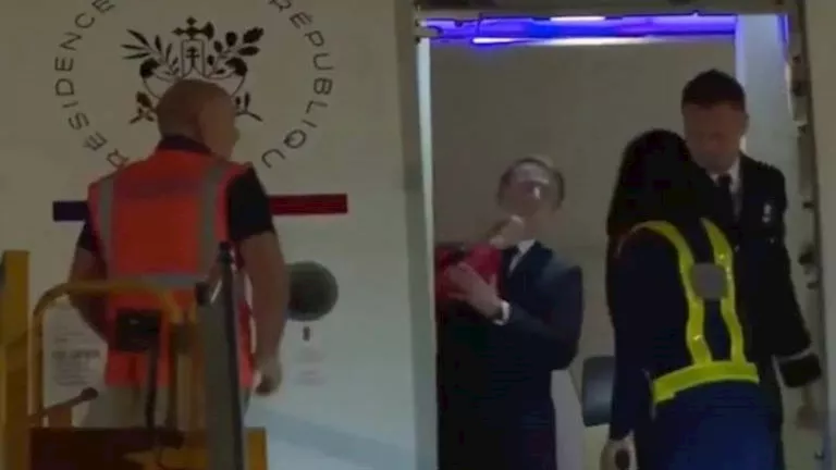 خبير لغة جسد يكشف مفاجأة وراء صفعة ماكرون من زوجته (فيديو)