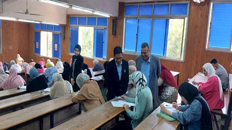 رئيس جامعة بنها يتفقد امتحانات طلاب الزراعة والطب البيطري -صور