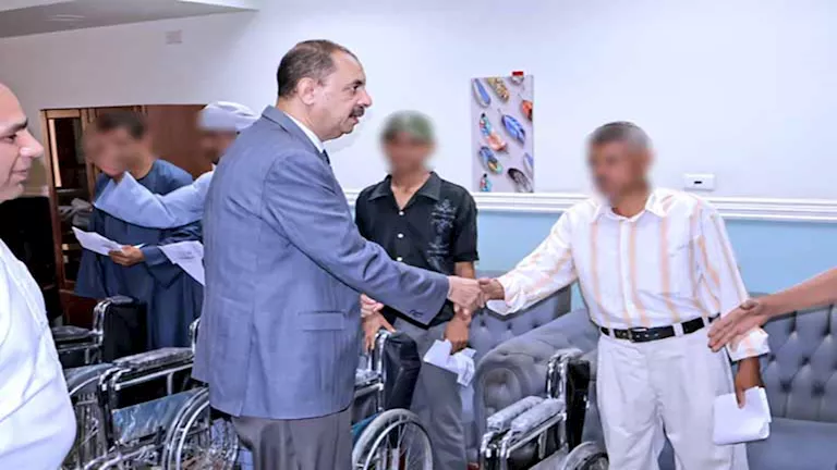 محافظ سوهاج يستقبل المواطنين ويُسلم كراسي متحركة لأصحاب إعاقات حركية