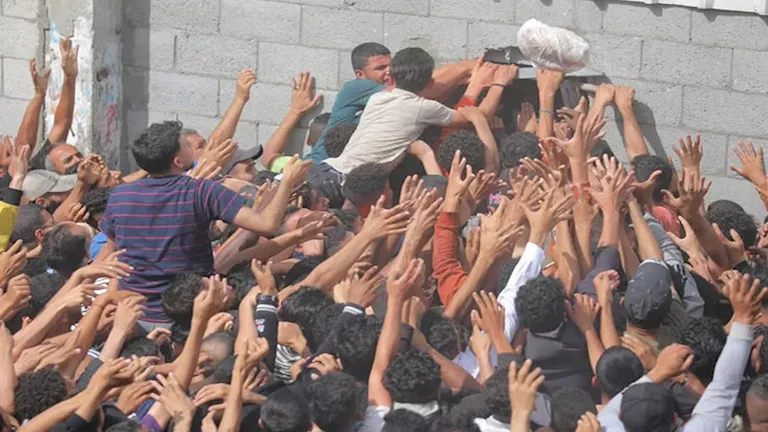 وفاة شخصين في اقتحام مستودع للأمم المتحدة بقطاع غزة