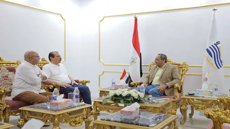 محافظ قنا يستقبل نائب وزير الصحة لبحث تطوير الخدمات الصحية