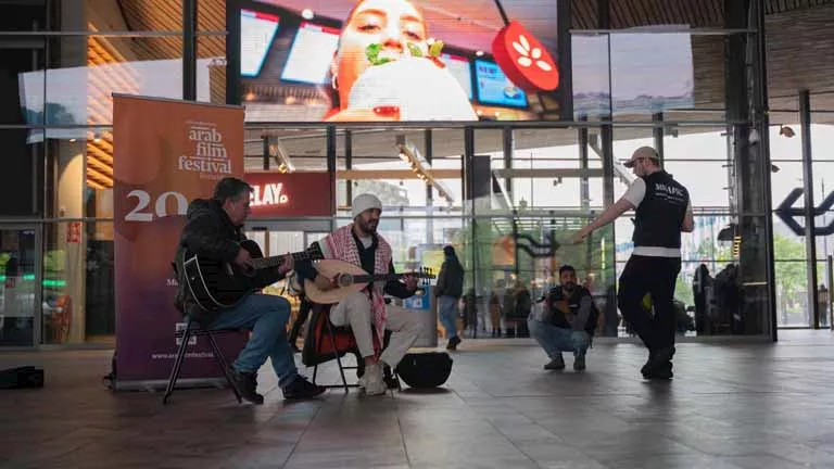 فلاش موب موسيقي في محطة روتردام احتفالا بافتتاح مهرجان الفيلم العربي