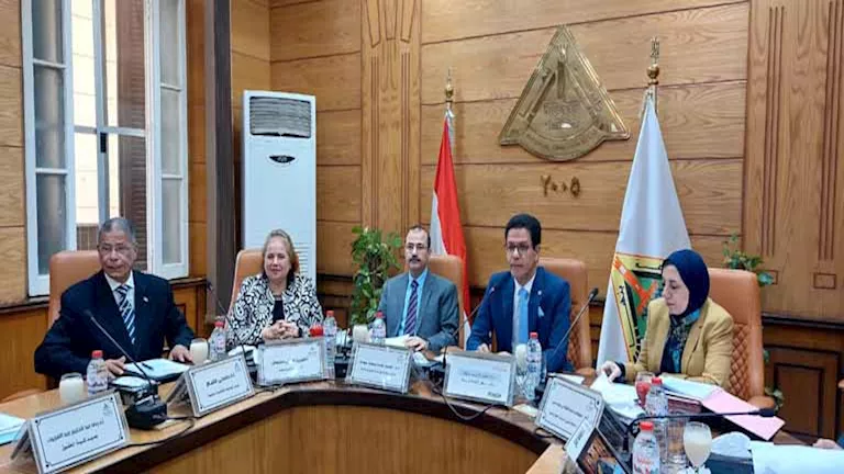 رئيس جامعة بنها يستعرض جهود التحول الرقمي وتأمين امتحانات