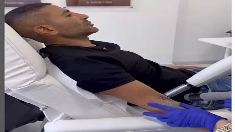 فيديو لـ أحمد سعد لحظة إزالة التاتو من ذراعه..والفنان: “أحسن القرارات”