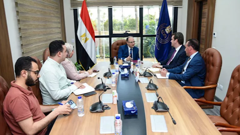 رئيس هيئة الدواء يلتقي وفد “سانوفي” لبحث توطين الصناعة الدوائية