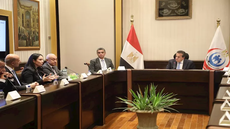 وزير الصحة يبحث مع شركة “سترايكر” تقنيات الذكاء الاصطناعي والجراحة الر