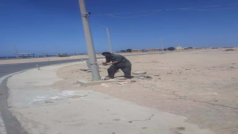 بالصور- صيانة أعمدة الإنارة والبلدورات والمطبات الصناعية بمدينة أبوزنيمة