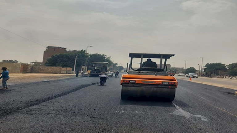 محافظ الجيزة يتابع مشروعات تطوير الطرق والمحاور المرورية بمنشأة القناطر والصف والعياط