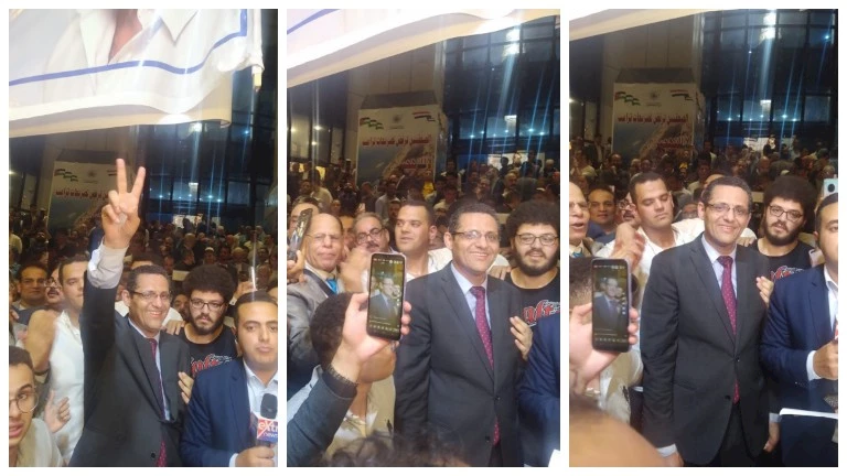 خالد البلشي يرفع علامة النصر بعد فوزه بمقعد نقيب الصحفيين