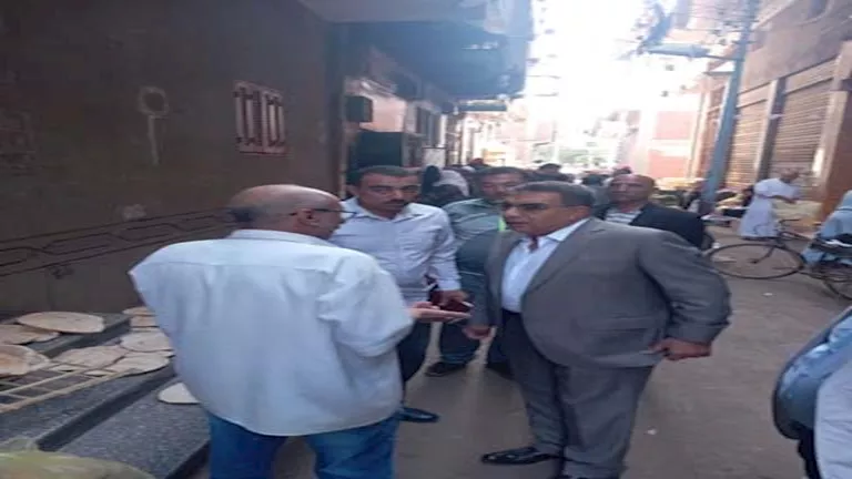 محافظ الدقهلية يضبط تلاعبا في وزن الرغيف أثناء جولة على المخابز