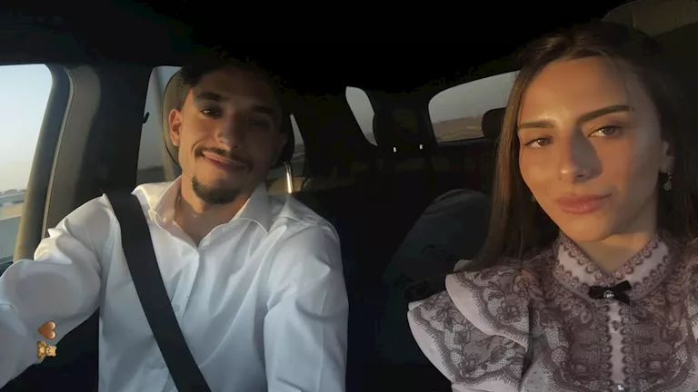 من هي الفتاة التي ظهرت مع مرموش في الصورة المثيرة للجدل؟