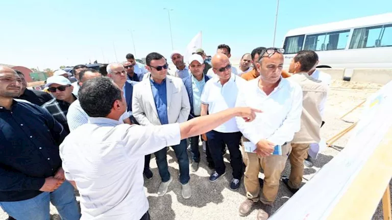 وزير الإسكان يتفقد البحيرات والطرق وبوابات “مارينا الساحل الشمالي”