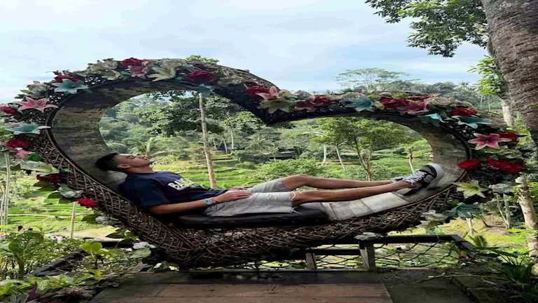 “سيلفي مع قرد”.. 15 صورة ترصد إجازة مصطفى محمد في بالي