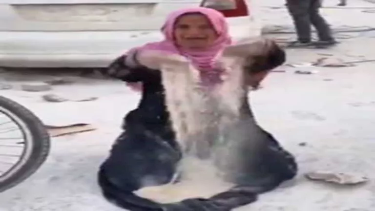 فيديو مأساوي.. فلسطينية تنهار من البكاء أثناء جمعها الدقيق من الأرض