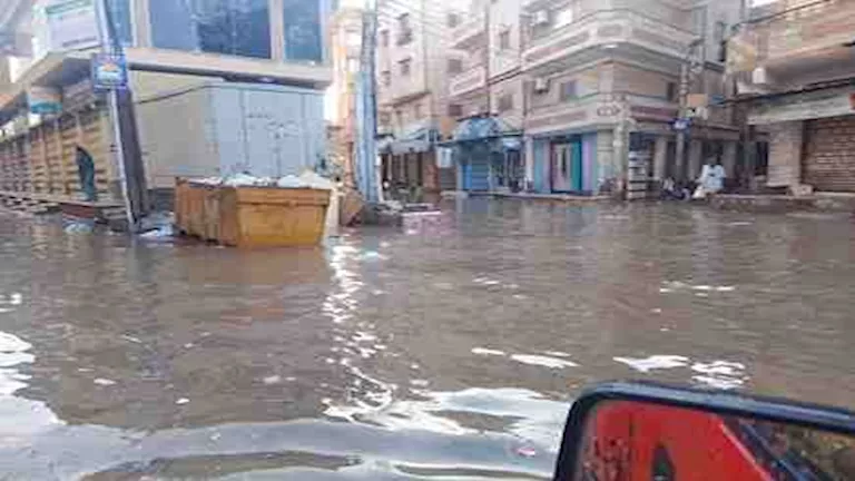 بالصور.. طقس مفاجئ يحوّل شوارع بلطيم إلى بحيرات