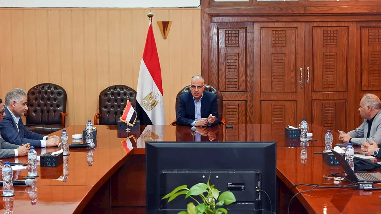 وزير الري يوجه بتطهير الترع وصيانة المنشآت والاستعداد لفترة أقصى الاحتياجات