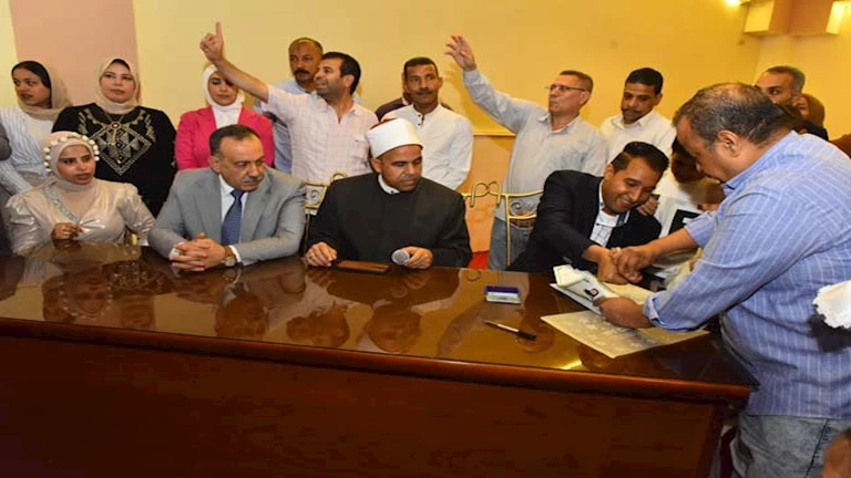 بالصور- محافظ أسيوط يشهد عقد قران عروسين من أبناء دور رعاية الأيتام