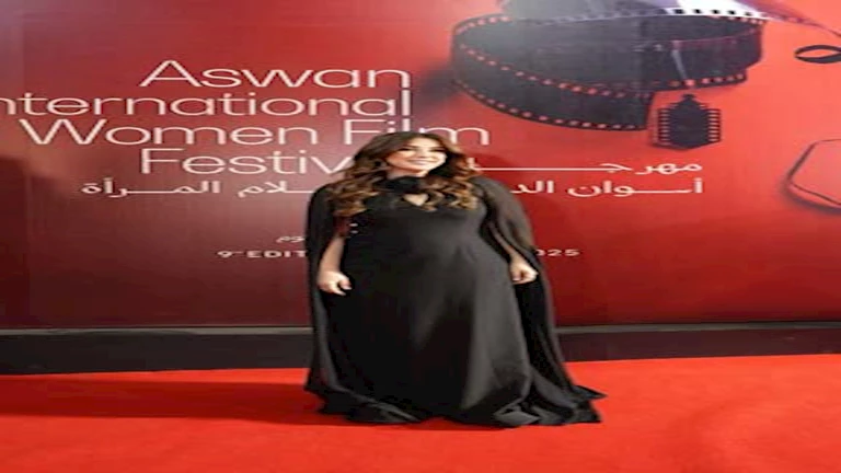 كندة علوش تتسلم تكريمها من مهرجان أسوان لأفلام المرأة وتدعو الجميع لزيارة المحافظة (صور)