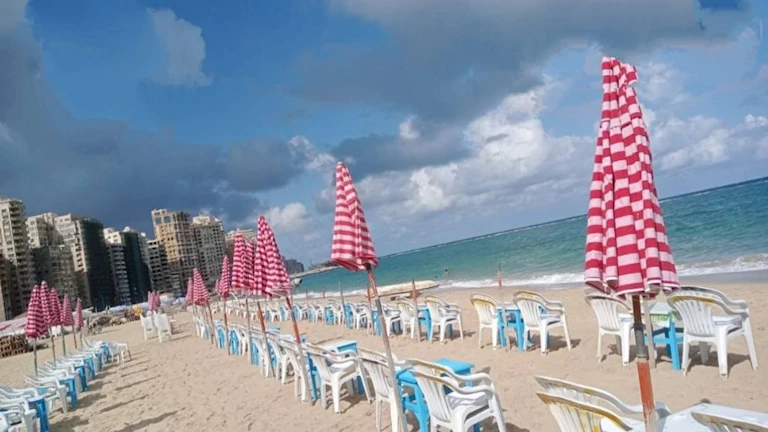 أمطار مفاجئة على الإسكندرية ورايات صفراء على الشواطئ-صور