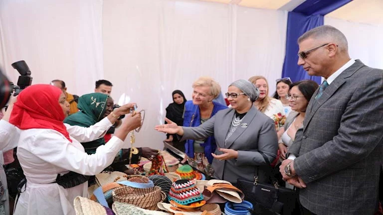 محافظ أسوان يشهد فعاليات “تحويشة” للتمكين الاقتصادي للمرأة -صور