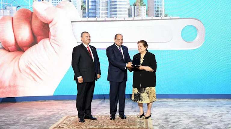 “قالت نفسي أشوفه”.. الرئيس السيسي يكرم والدة رجل الأعمال اللبناني رفيق ضو