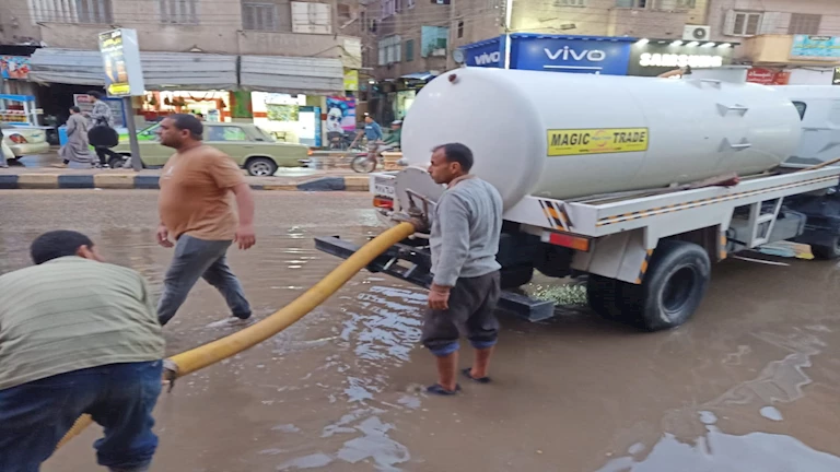محافظ المنوفية يوجه بشفط تجمعات مياه الأمطار لتيسير الحركة المرورية -صور