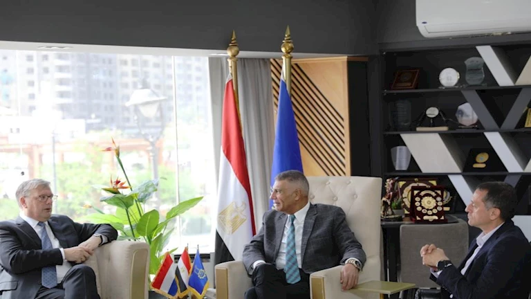 محافظ أسوان يستعرض الفرص الاستثمارية مع سفير هولندا بالقاهرة -صور