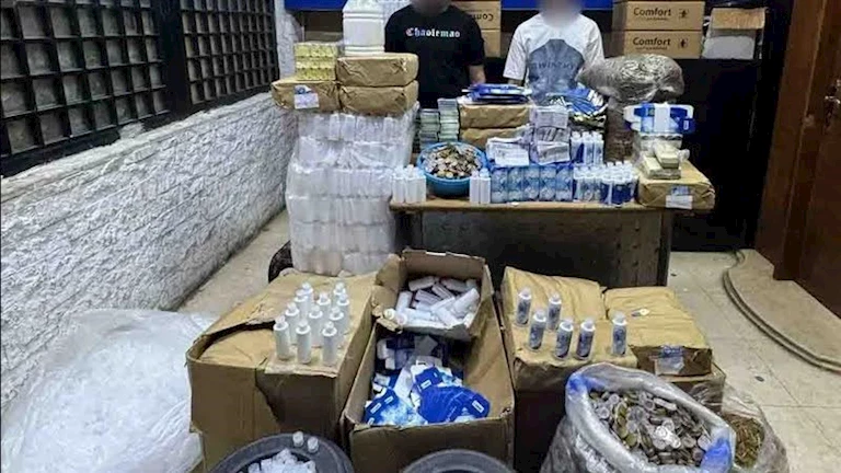 الداخلية تكشف مصنعًا سريًا لتصنيع محلول العدسات ويضبط 8500 عبوة مجهزة