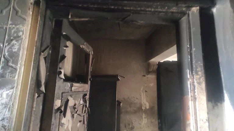 الشقة تفحمت.. السيطرة على حريق وحدة سكنية بحي الزهور في بورسعيد -صور