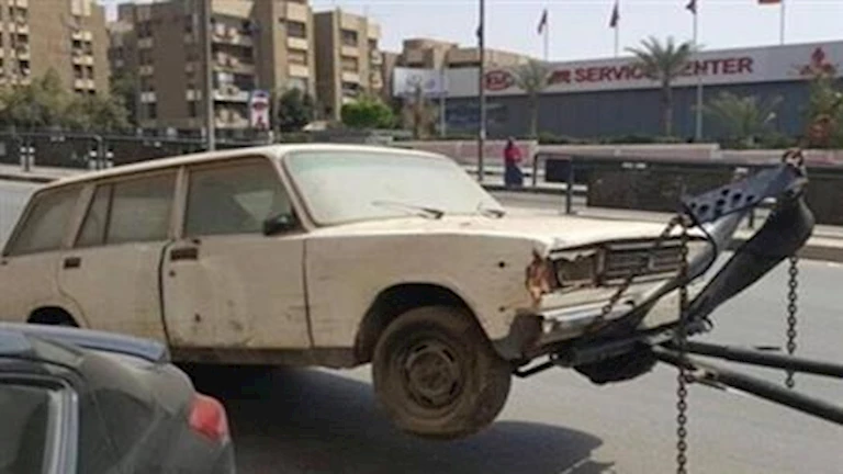 متروكة ومتهالكة في الشوارع.. رفع 42 سيارة ودراجة نارية بالقاهرة والجيزة