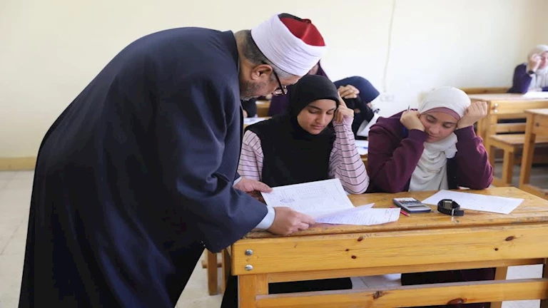 رئيس “المعاهد الأزهرية” يتفقد امتحانات النقل الثانوي بمعهد فتيات مدينة نصر النموذجي