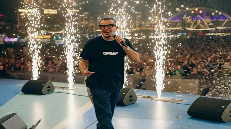 “جمهور لم يسبق تواجده”.. لقطات من حفل عمرو دياب الأسطوري في دبي (صور وفيديو)