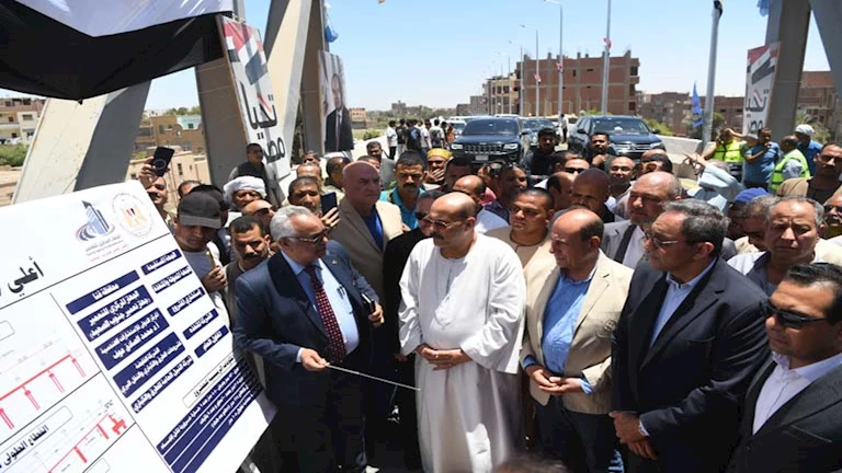 محافظ قنا ورئيس الجهاز المركزي للتعمير يفتتحان كوبري فرشوط العلوي -صور