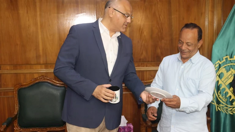 محافظ القليوبية يكرّم العامل المُحتفى به في عيد العمال