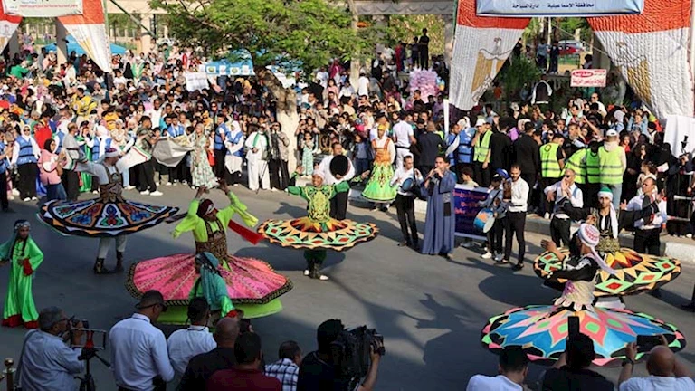 كرنفال الربيع يضيء الإسماعيلية بعروض الزهور وأميرات الفراولة (صور)