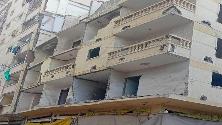 أحدها يضم 6 طوابق.. إزالة عقارين آيلين للسقوط في الإسكندرية- صور