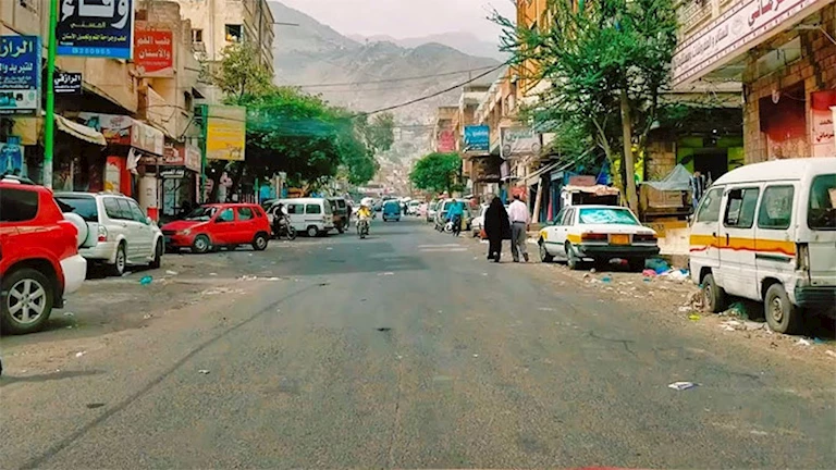 هربا من الحر وانقطاع الكهرباء.. وفاة زوجين داخل سيارتهما باليمن