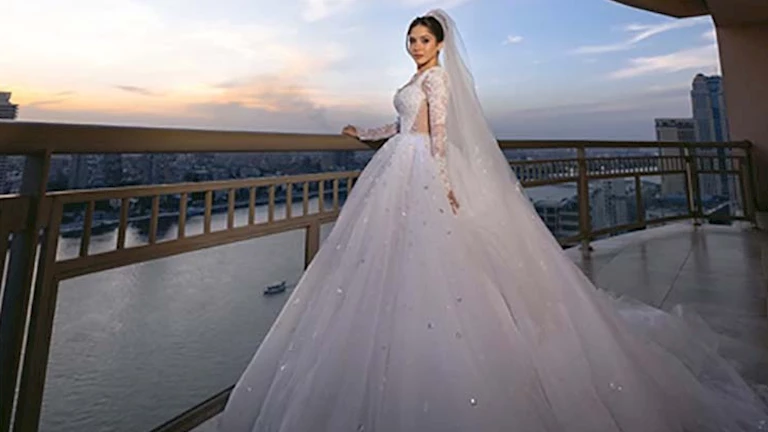 “على طريقة ليلى زاهر وهشام جمال”.. رنا رئيس تحتفل بزفافها على أغنية خاصة