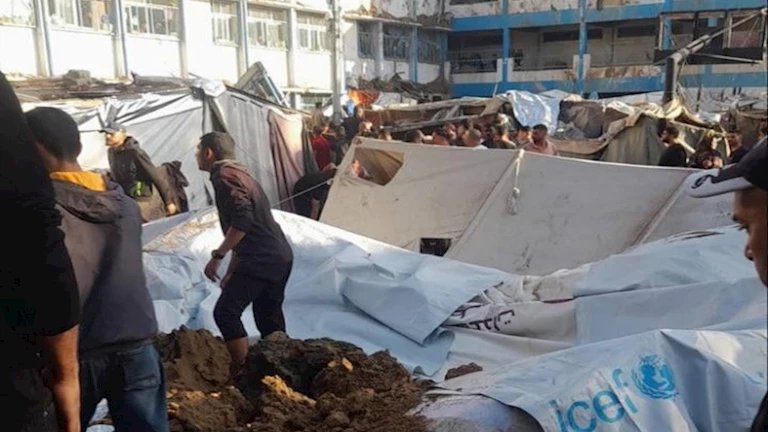 الحكومة بغزة: 74 شهيدًا ومصابًا بقصف إسرائيلي على مدرسة تابعة للأونروا