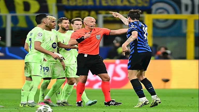 بصق وتراجع في الطرد.. كواليس مشادة لاعبي إنتر ميلان وبرشلونة في دوري الأبطال