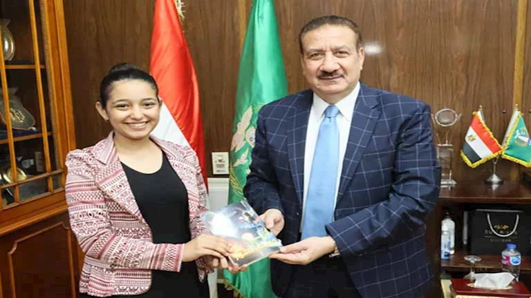 محافظ المنوفية يلتقي الطالبة صاحبة بحث علاج الخلايا السرطانية ويوجه بتبني مشروعها (صور)
