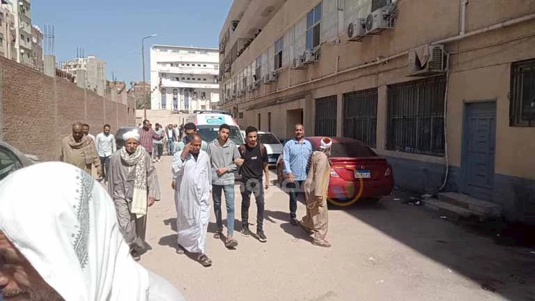 بكاء وصُراخ أمام مشرحة كفر الشيخ.. جثمان الطفل أدهم ينتظر التشييع بعد “لعبة الموت”- صور