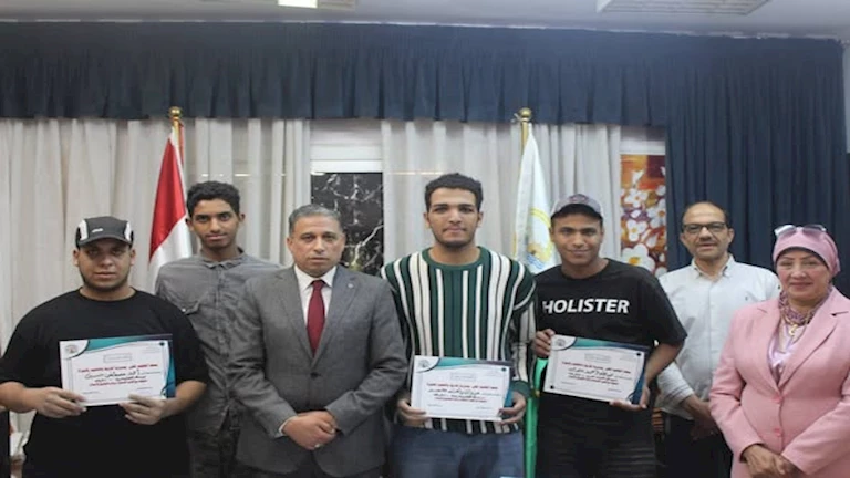 مدير تعليم الجيزة يُكرّم طلاب الدمج بالتعليم الفني