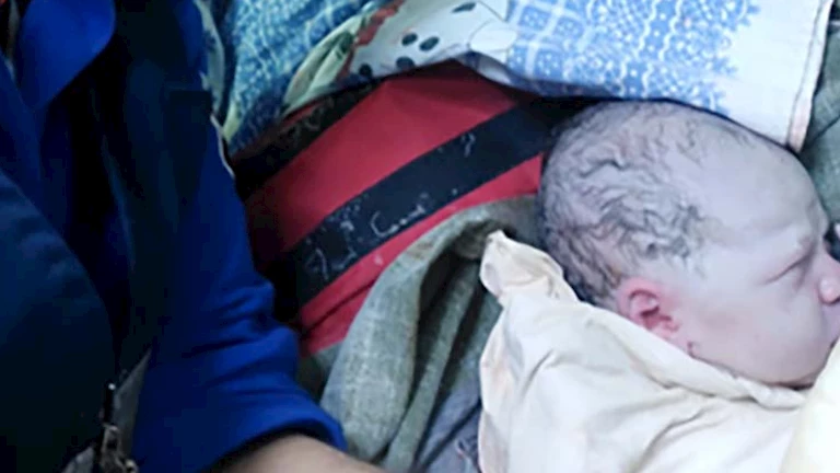 جاءها المخاض قبل الوصول.. سيدة تضع مولودتها داخل محطة قطار كفر الشيخ -صور