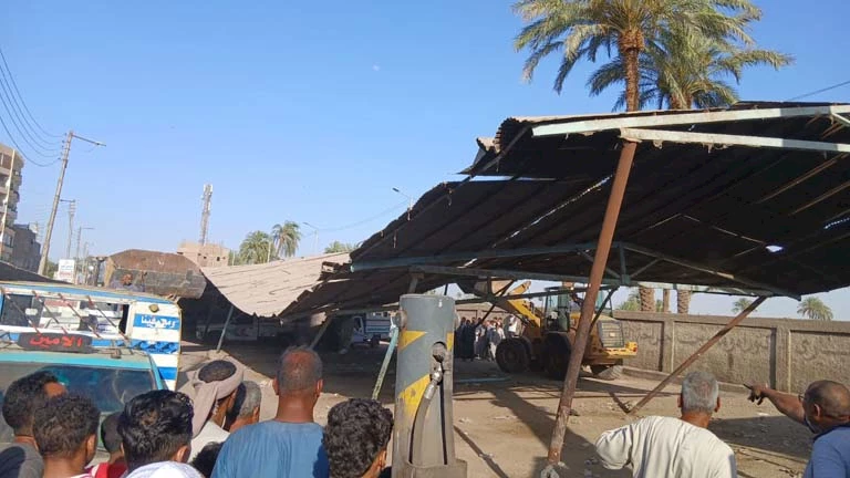 انهيار سقف صاج على سيارات في موقف بقنا (صور)