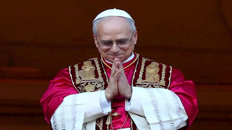 13 صورة ترصد أول ظهور لبابا الفاتيكان الجديد أمام العالم