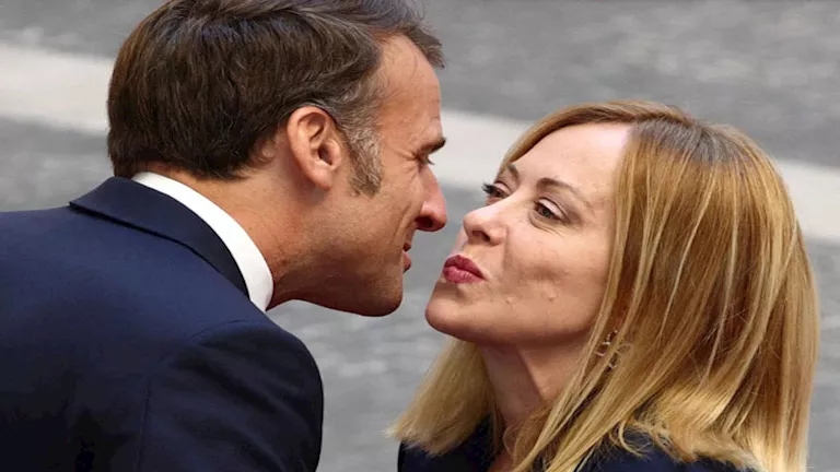 بقبلة وابتسامة عريضة.. ميلوني تستقبل ماكرون في روما (صور)