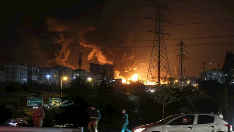 إصابة في هرتسيليا وصافرات الإنذار تدوي بتل أبيب إثر رشقة صاروخية إيران